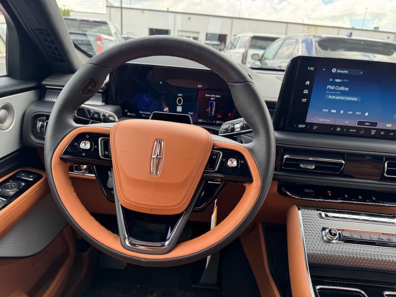 Lincoln Aviator Vehicle Full-screen Gallery Image 10