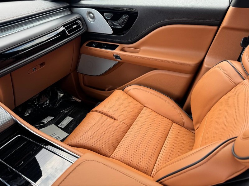 Lincoln Aviator Vehicle Full-screen Gallery Image 11