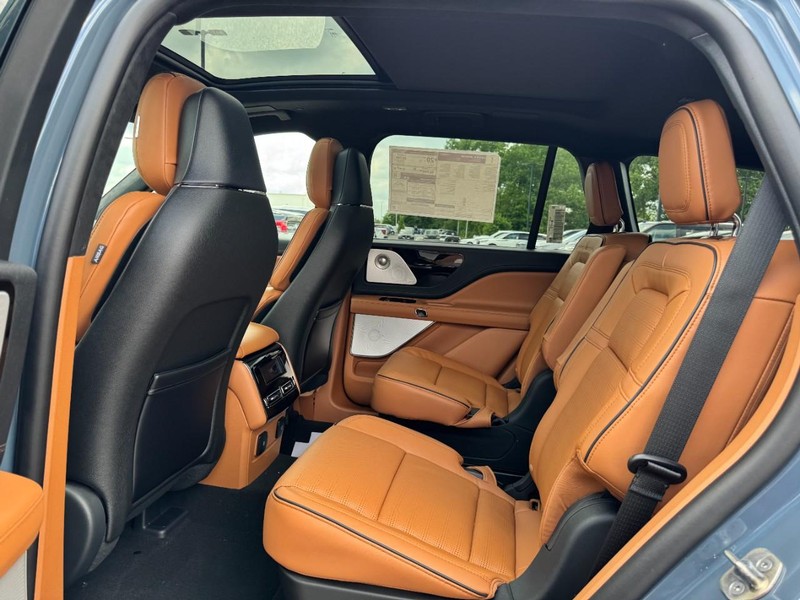 Lincoln Aviator Vehicle Full-screen Gallery Image 12