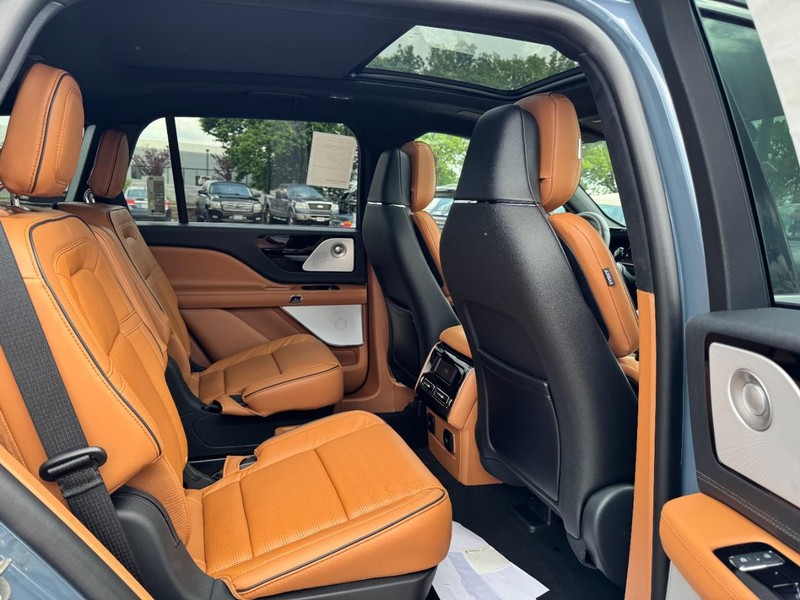 Lincoln Aviator Vehicle Full-screen Gallery Image 13