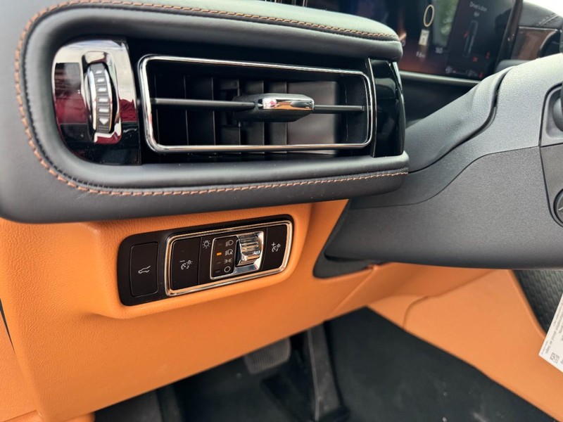 Lincoln Aviator Vehicle Full-screen Gallery Image 14