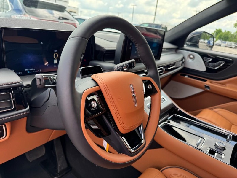 Lincoln Aviator Vehicle Full-screen Gallery Image 15