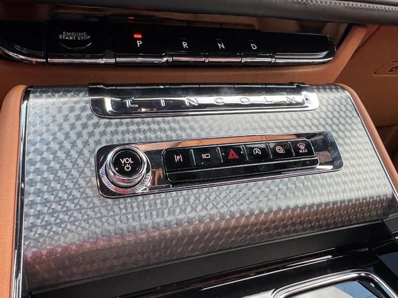 Lincoln Aviator Vehicle Full-screen Gallery Image 17