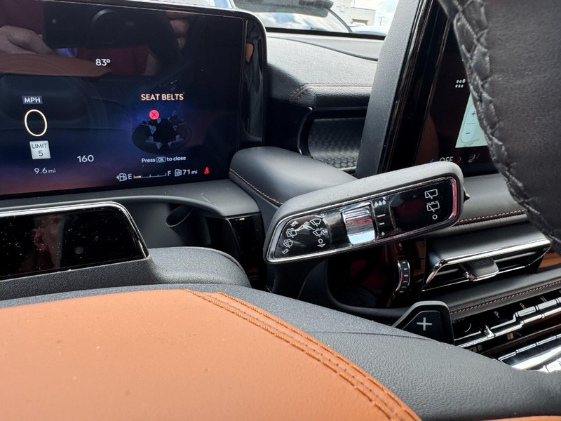 Lincoln Aviator Vehicle Full-screen Gallery Image 21