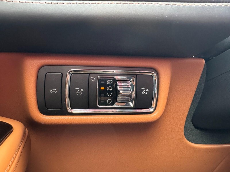 Lincoln Aviator Vehicle Full-screen Gallery Image 22