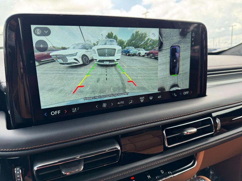 Lincoln Aviator Vehicle Full-screen Gallery Image 24