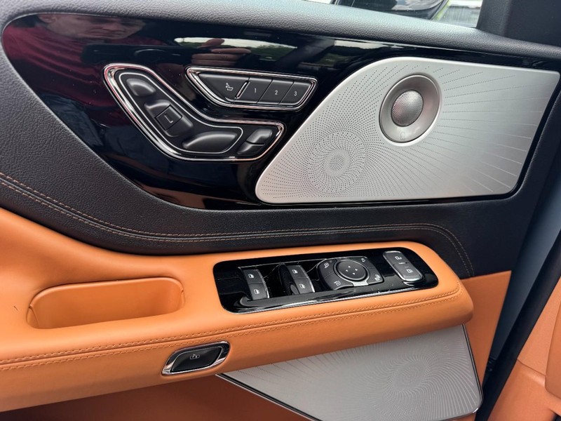 Lincoln Aviator Vehicle Full-screen Gallery Image 25