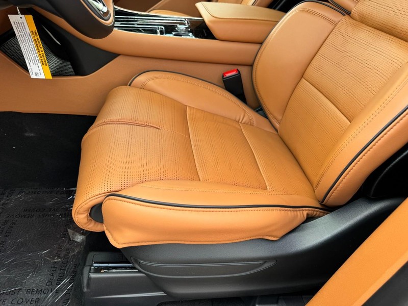 Lincoln Aviator Vehicle Full-screen Gallery Image 26