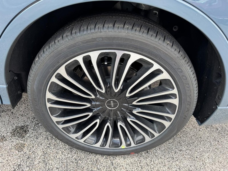 Lincoln Aviator Vehicle Full-screen Gallery Image 27
