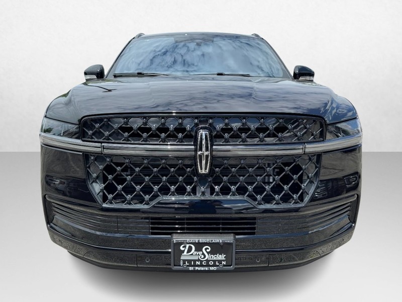 Lincoln Navigator L Vehicle Full-screen Gallery Image 02