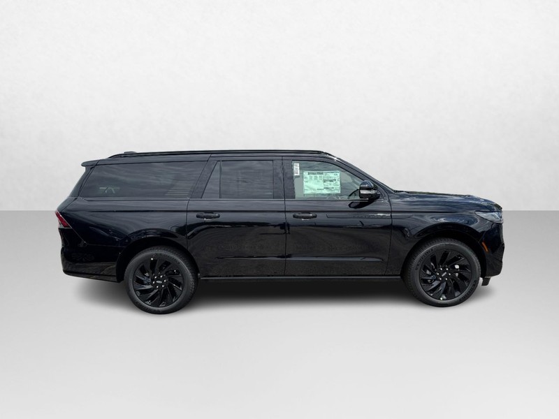 Lincoln Navigator L Vehicle Full-screen Gallery Image 04