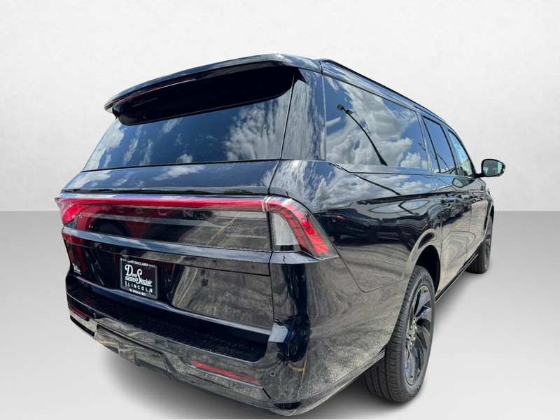 Lincoln Navigator L Vehicle Full-screen Gallery Image 05