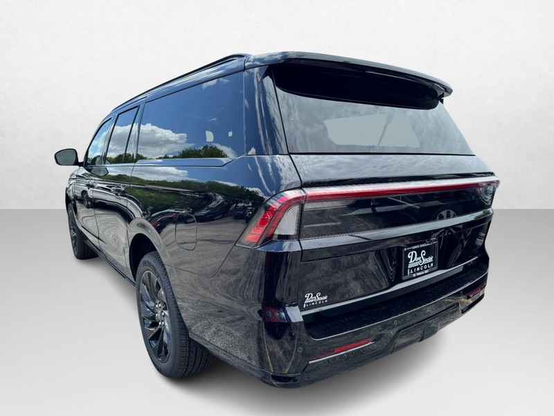 Lincoln Navigator L Vehicle Full-screen Gallery Image 07