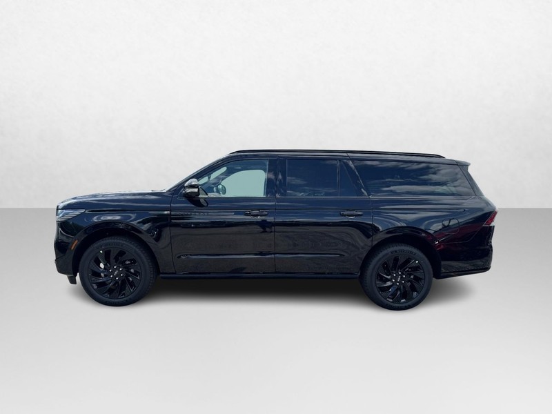 Lincoln Navigator L Vehicle Full-screen Gallery Image 08