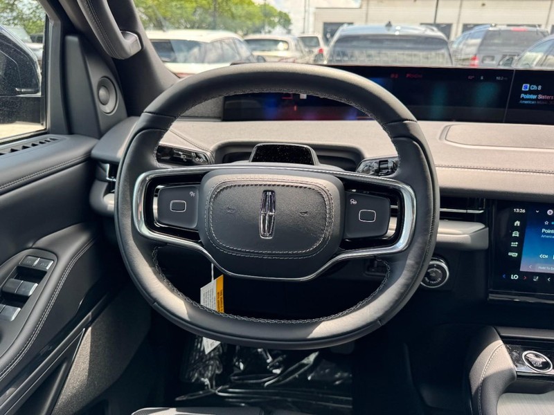 Lincoln Navigator L Vehicle Full-screen Gallery Image 10
