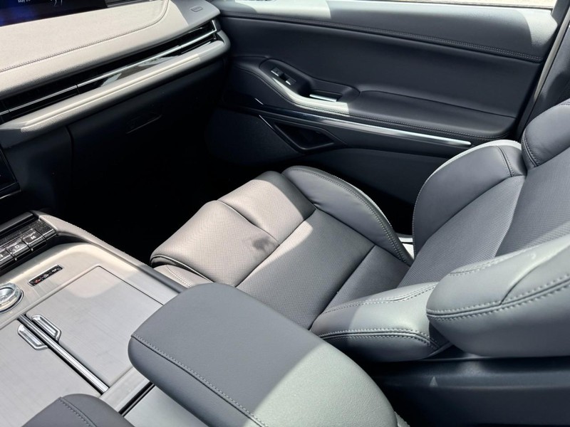 Lincoln Navigator L Vehicle Full-screen Gallery Image 11