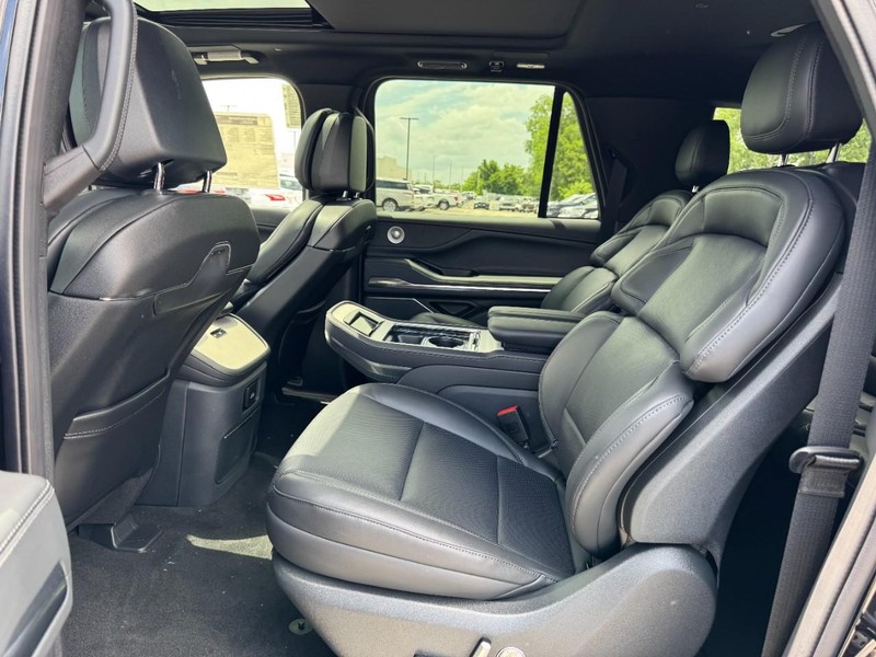 Lincoln Navigator L Vehicle Full-screen Gallery Image 12