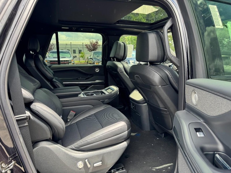 Lincoln Navigator L Vehicle Full-screen Gallery Image 13