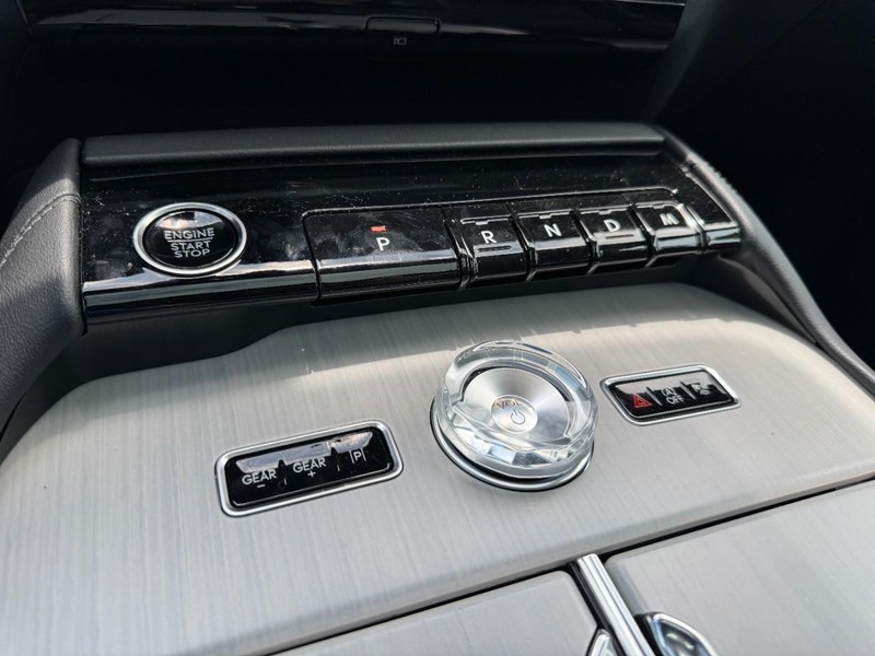 Lincoln Navigator L Vehicle Full-screen Gallery Image 17