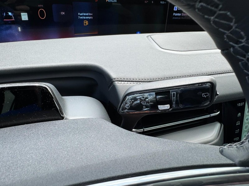 Lincoln Navigator L Vehicle Full-screen Gallery Image 21