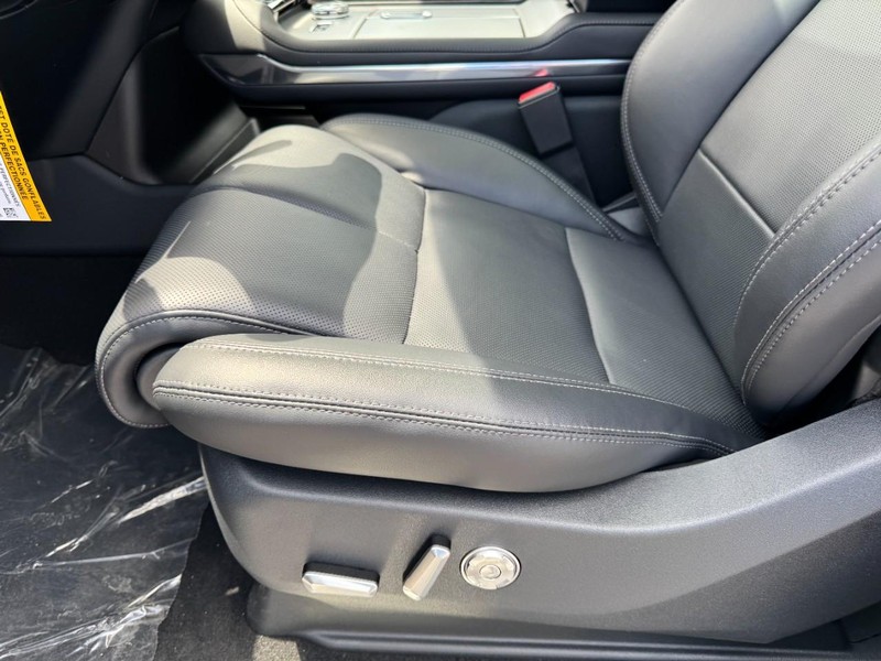 Lincoln Navigator L Vehicle Full-screen Gallery Image 25