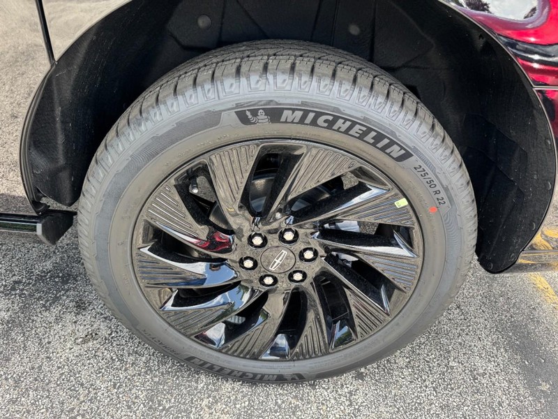 Lincoln Navigator L Vehicle Full-screen Gallery Image 26