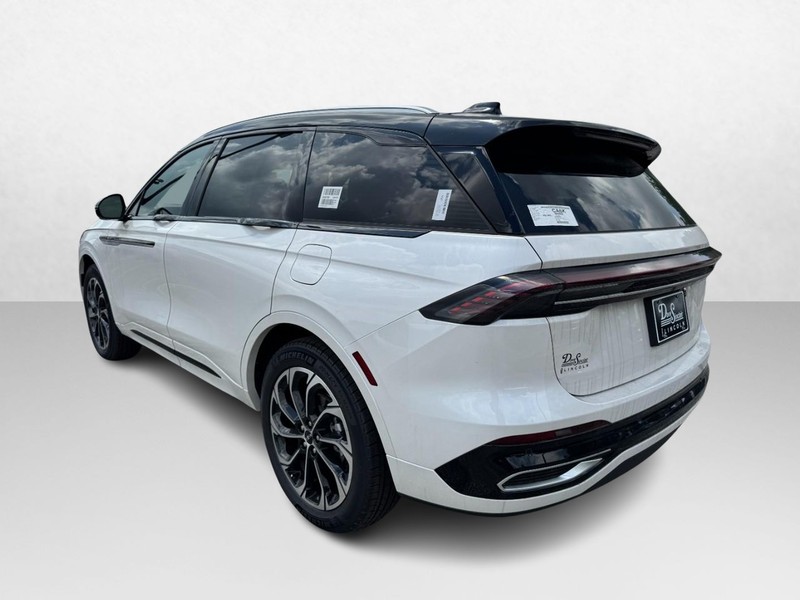 Lincoln Nautilus Vehicle Full-screen Gallery Image 07