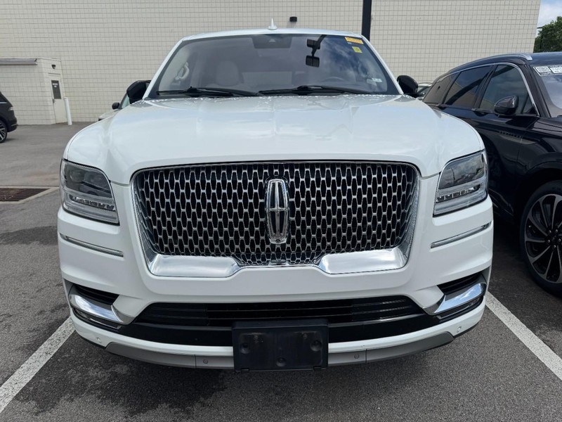 Lincoln Navigator L Vehicle Full-screen Gallery Image 02