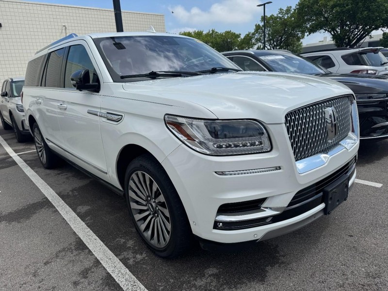 Lincoln Navigator L Vehicle Full-screen Gallery Image 03
