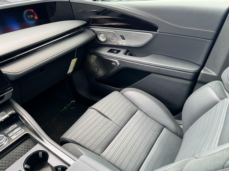 Lincoln Nautilus Vehicle Full-screen Gallery Image 11