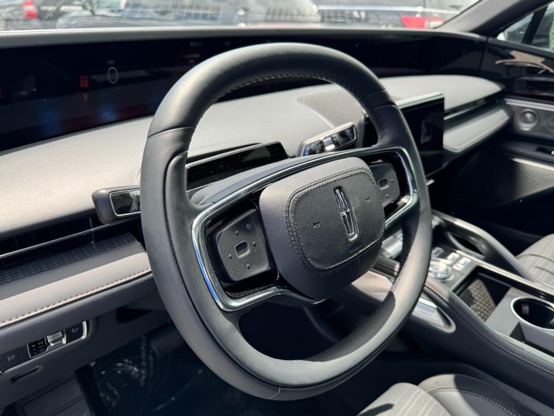 Lincoln Nautilus Vehicle Full-screen Gallery Image 15