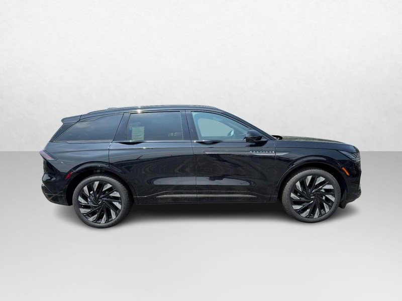 Lincoln Nautilus Vehicle Full-screen Gallery Image 04