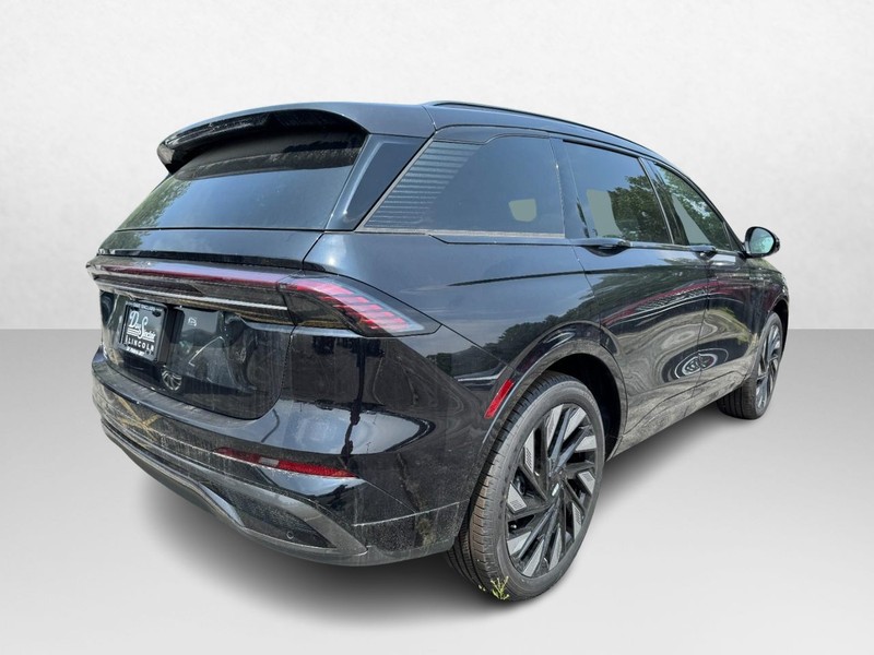 Lincoln Nautilus Vehicle Full-screen Gallery Image 05