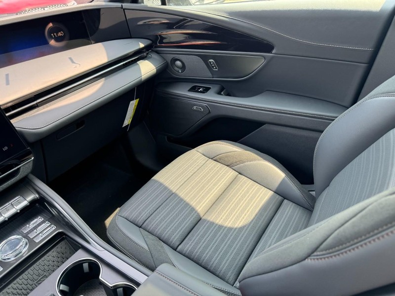 Lincoln Nautilus Vehicle Full-screen Gallery Image 11