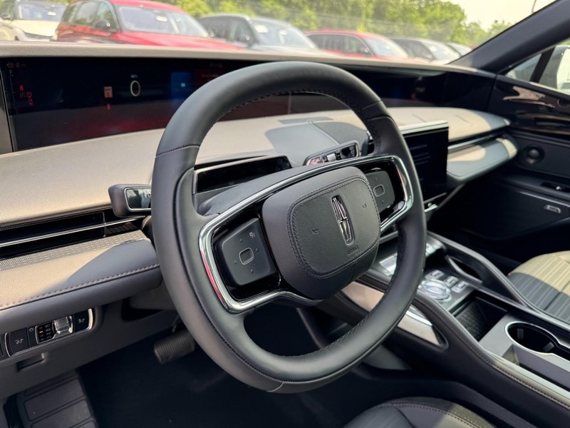 Lincoln Nautilus Vehicle Full-screen Gallery Image 15