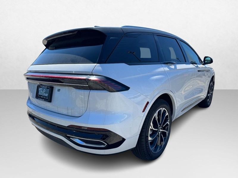 Lincoln Nautilus Vehicle Full-screen Gallery Image 05