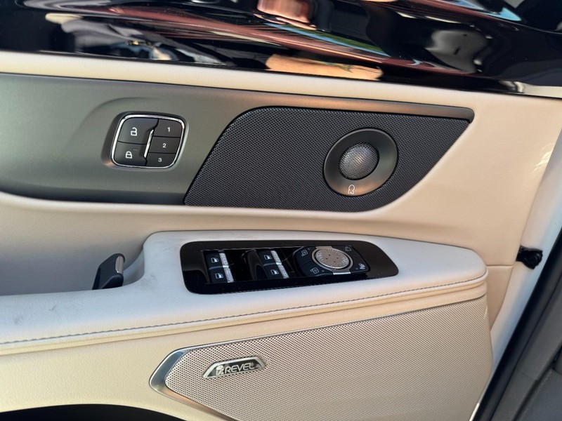 Lincoln Nautilus Vehicle Full-screen Gallery Image 25