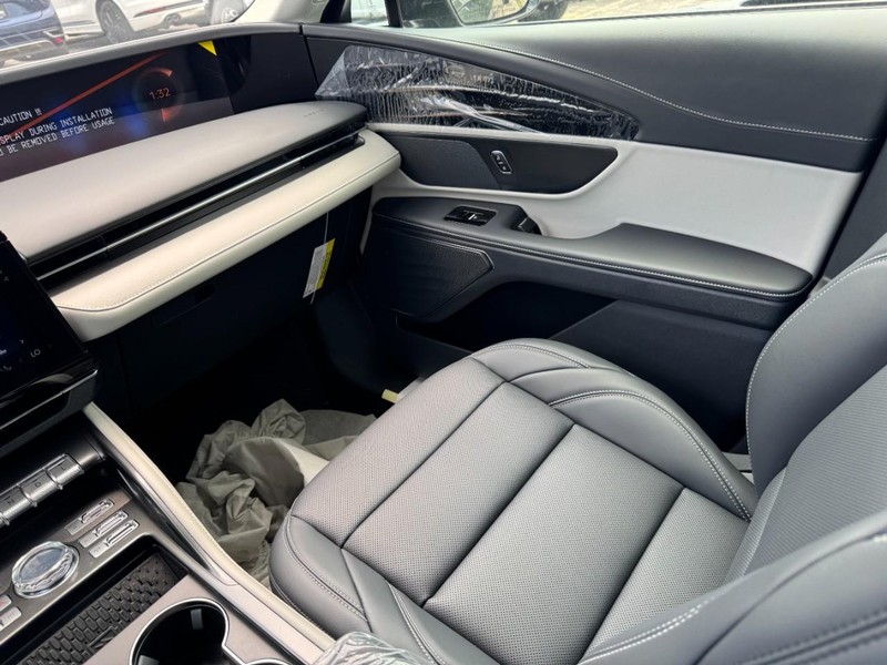 Lincoln Nautilus Vehicle Full-screen Gallery Image 11
