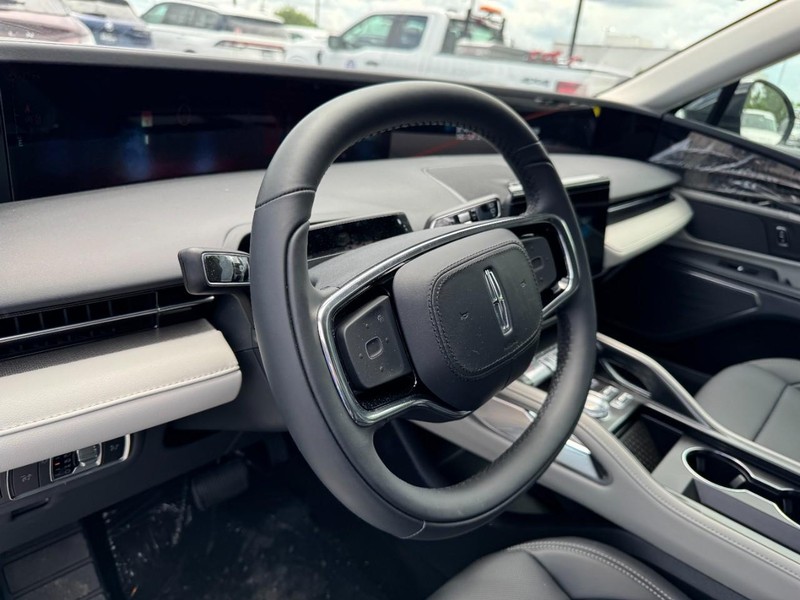 Lincoln Nautilus Vehicle Full-screen Gallery Image 15