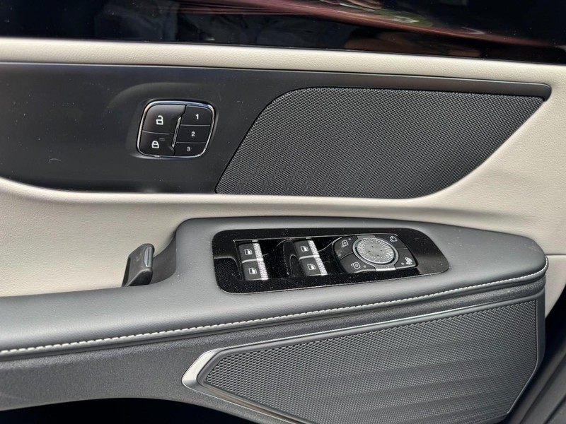 Lincoln Nautilus Vehicle Full-screen Gallery Image 25