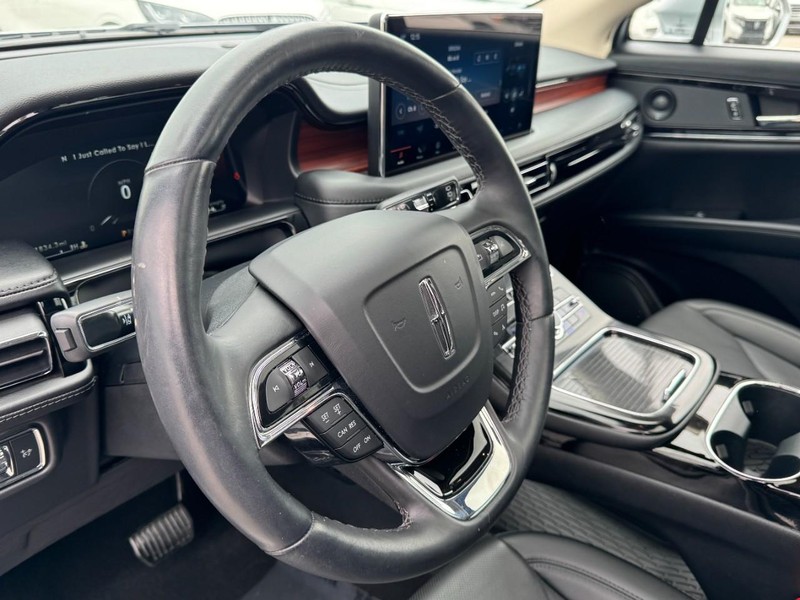 Lincoln Nautilus Vehicle Full-screen Gallery Image 15
