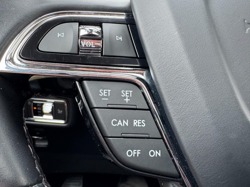 Lincoln Nautilus Vehicle Full-screen Gallery Image 18