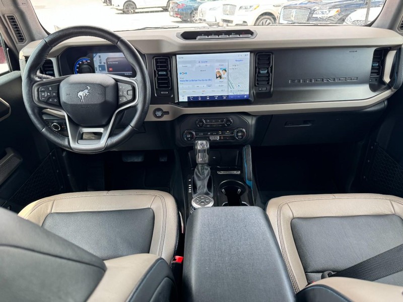 Ford Bronco Vehicle Full-screen Gallery Image 09