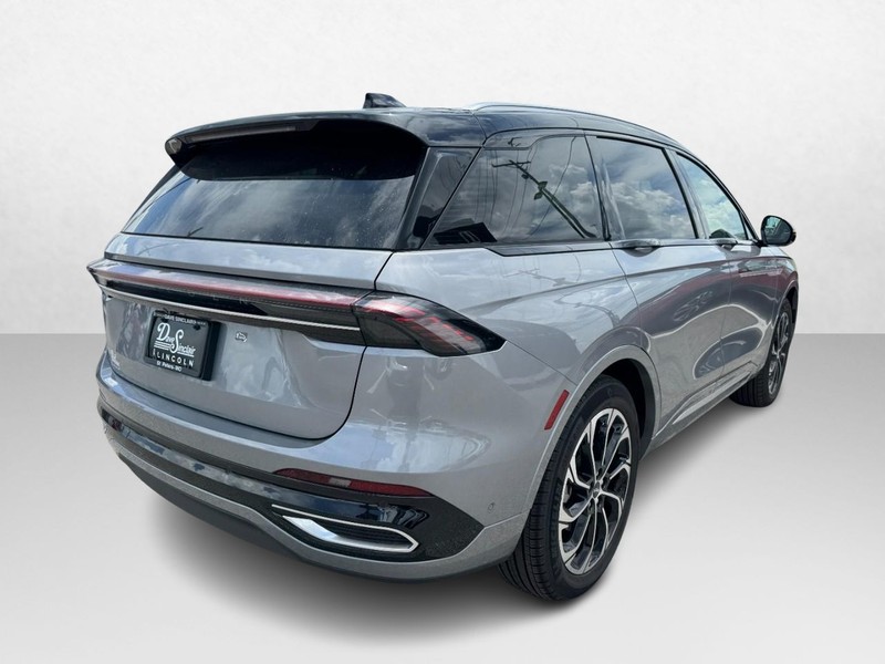 Lincoln Nautilus Vehicle Full-screen Gallery Image 05