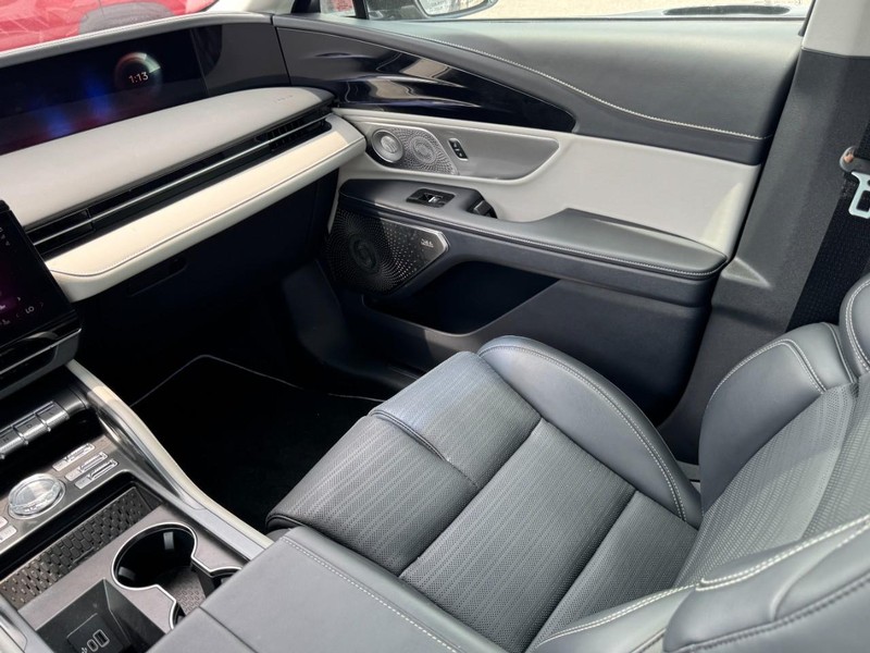 Lincoln Nautilus Vehicle Full-screen Gallery Image 11