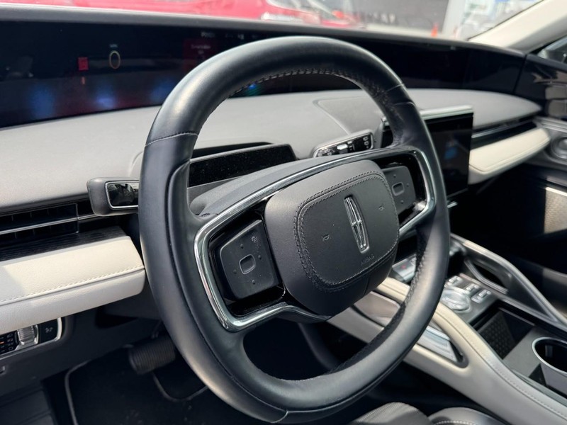 Lincoln Nautilus Vehicle Full-screen Gallery Image 15
