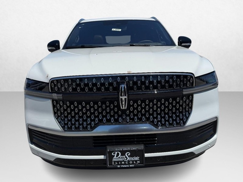 Lincoln Navigator L Vehicle Full-screen Gallery Image 02