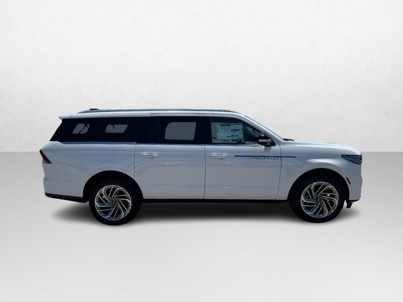 Lincoln Navigator L Vehicle Full-screen Gallery Image 04