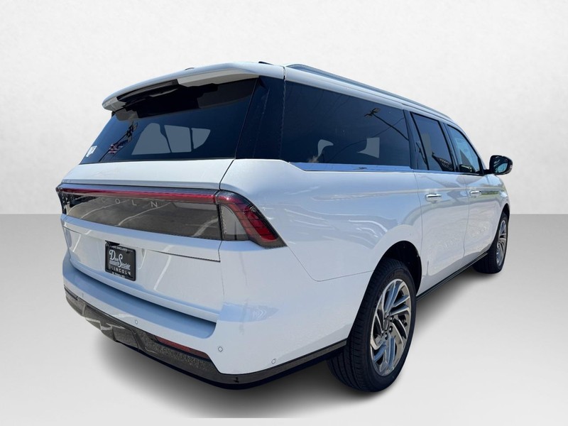Lincoln Navigator L Vehicle Full-screen Gallery Image 05