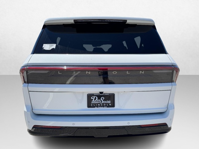Lincoln Navigator L Vehicle Full-screen Gallery Image 06